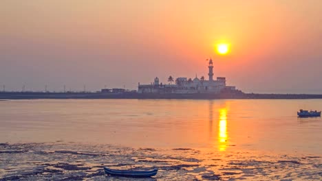 Zeitraffer-Aufnahme-des-Sonnenuntergangs-gegen-Haji-Ali-Dargah-(Moschee)-Worli-befindet-sich-auf-der-kleinen-Insel-im-arabischen-Meer,-Mumbai,-Indien