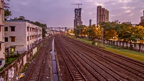 Tag-zur-Nacht-Zeitraffer-der-beweglichen-Vorortzüge-(lokal)-während-der-Rush-Hour-in-Mumbai,-Indien