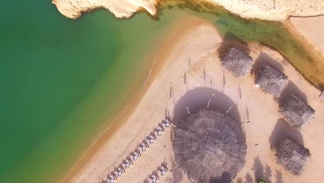 Vista-aérea-de-la-bahía-de-Muscat,-resort-de-buceo,-excursión-de-un-día-y-zona-de-relax,-de-cristalinas-aguas-del-océano-Índico,-la-playa-y-la-laguna-azul,-Omán,-Sultanato-de-la-Península-Arábiga,-4k-UHD