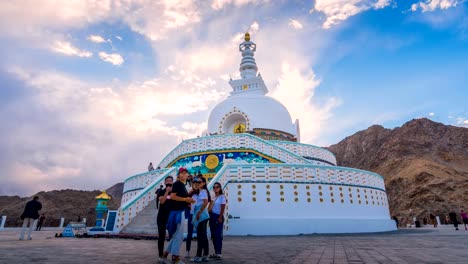 Time-lapse-de-Shanti-stupa-en-Leh-ladakh-en-puesta-del-sol