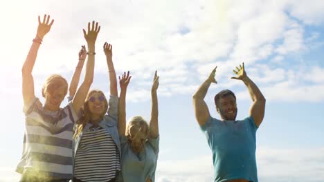 Grupo-multiétnico-de-diversas-diversas-jóvenes-saltar-y-lance-colorido-polvo-en-el-aire-en-la-celebración-del-Festival-de-Holi.-Tienen-diversión-enorme-en-este-día-soleado.