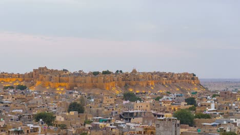 Panorama-in-Jaisalmer-Stadtlandschaft-in-der-Abenddämmerung