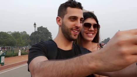 Pareja-de-jóvenes-teniendo-una-selfie-en-Nueva-Delhi,-India