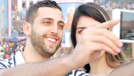 Pareja-tomando-un-selfie-en-Varanasi,-India