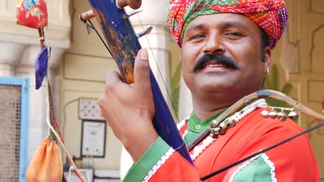 Indischer-Mann-spielt-traditionelle-Musikinstrument-in-Jaipur,-Rajasthan,-Indien