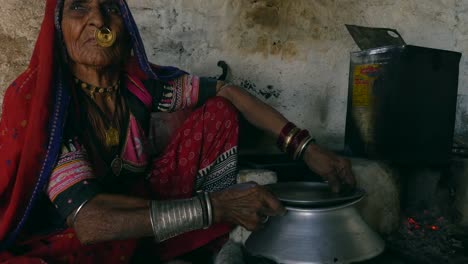 Rajasthani-Frau-in-einem-kleinen-Dorf-in-Indien