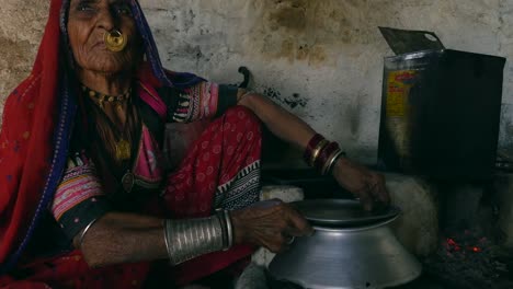 Mujer-de-Rajasthani-en-un-pequeño-pueblo-en-la-India