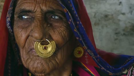 Rajasthani-Frau-in-einem-kleinen-Dorf-in-Indien