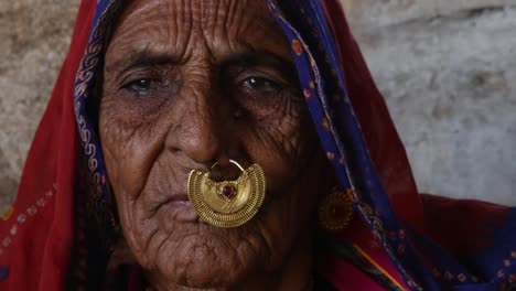 Rajasthani-Frau-in-einem-kleinen-Dorf-in-Indien