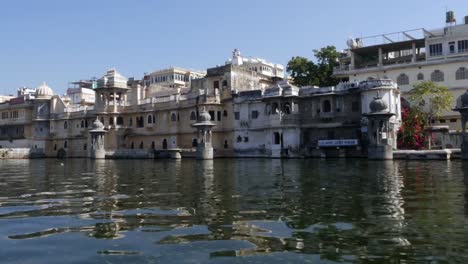 Taj-Lake-Palace-am-Pichola-See-in-Udaipur,-Rajasthan,-Indien