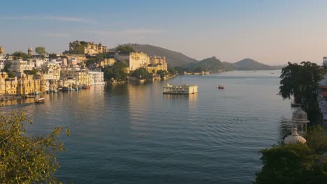 Zeitraffer-Udaipur,-Rajasthan,-Indien,-Stadtbild-bei-Sonnenuntergang