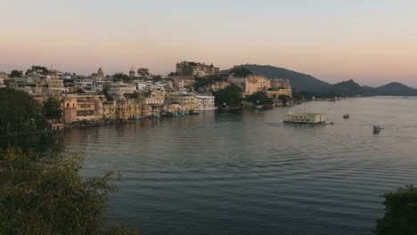 Lapso-de-tiempo-Udaipur,-ciudad-de-Rajasthán,-la-India,-al-atardecer