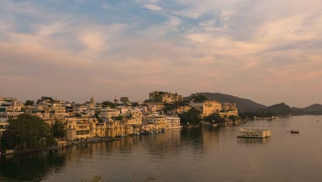 Zeitraffer-Udaipur,-Rajasthan,-Indien,-Stadtbild-bei-Sonnenuntergang