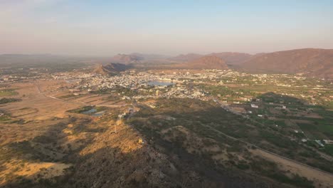 Paisaje-urbano-de-lapso,-Rajasthán,-la-India,-de-Pushkar-tiempo-desde-arriba