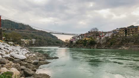 Lapso-de-tiempo-de-Rishikesh,-ciudad-Santa-y-destino-de-viajes-en-la-India