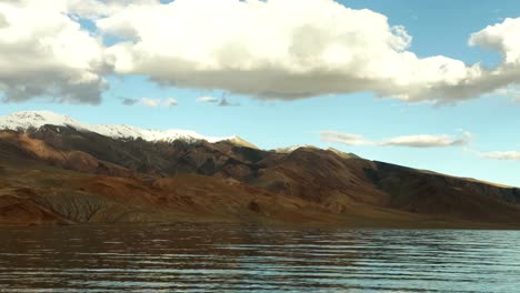 Ultra-HD-de-4-K:-timelapse-de-nubes-blancas-sobre-la-montaña,-el-lago-Tso-Moriri-4.522-m-(14.836-pies).--Jammu-y-Cachemira,-norte-de-la-India.