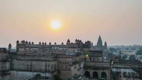 Palacio-de-Orchha,-templo-hindú,-lapso-de-tiempo-en-puesta-del-sol,-Madhya-Pradesh,-India.