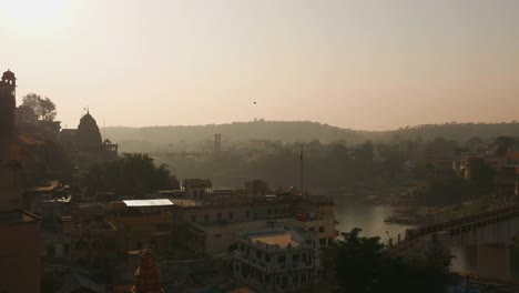 Omkareshwar-templo-hindú-sagrado-de-paisaje-urbano,-India,