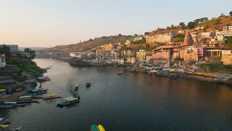 Tiempo-lapso-Omkareshwar-cityscape,-India,-hindú-templo-sagrado