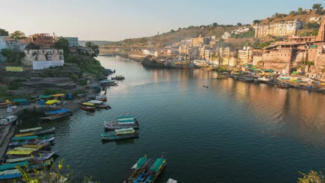 Tiempo-lapso-Omkareshwar-cityscape,-India,-hindú-templo-sagrado