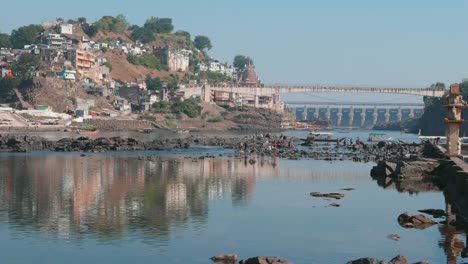 Omkareshwar-cityscape,-India,-sacred-hindu-temple