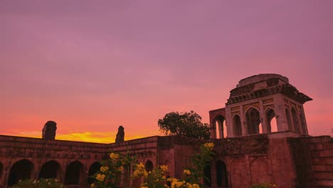 Lapso-de-tiempo-la-India-Mandu,-afgano-ruinas-de-islam-Unido,-Mezquita-monumento-y-tumba-musulmana.-Linterna-colorida-del-cielo-al-amanecer.