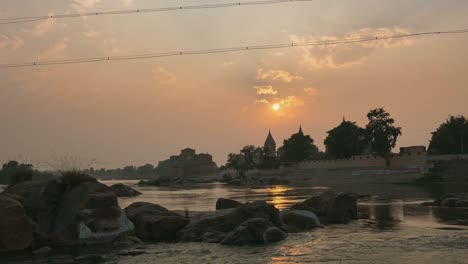 Lapso-de-tiempo-de-puesta-de-sol-en-Orchha,-Madhya-Pradesh,-destino-de-famosos-viajes-en-la-India.