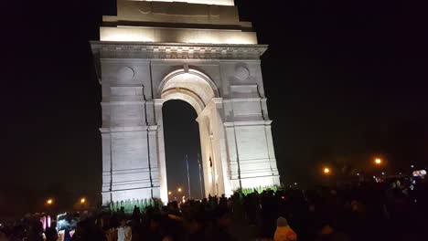 Visitantes-no-identificados-en-la-puerta-de-la-India