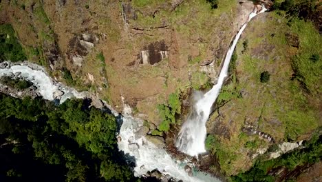 Wasserfall-im-Himalaya-Nepal-zwischen-Luftbild-von-Drohne