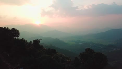 Sonnenuntergang-über-dem-Tal-in-den-Bergen-des-Himalaya,-Nepal