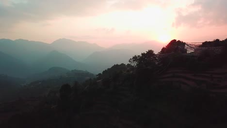 Sonnenuntergang-über-dem-Tal-in-den-Bergen-des-Himalaya,-Nepal