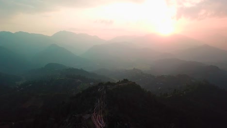 Sonnenuntergang-über-dem-Tal-in-den-Bergen-des-Himalaya,-Nepal