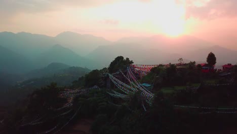 Puesta-de-sol-sobre-el-valle-en-las-montañas-del-Himalaya,-Nepal