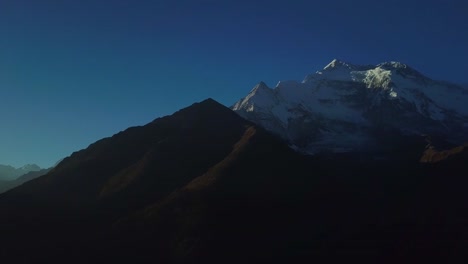 Sonnenaufgang-über-dem-Gipfel-im-Bereich-von-Himalaya,-Nepal