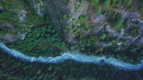 Río-en-Himalaya-gama-Nepal-de-vista-aérea-de-abejón