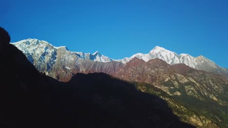 Amanecer-sobre-el-pico-en-la-Cordillera-del-Himalaya,-Nepal