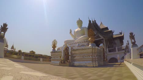 Weiße-Buddha-Statue-im-Wat-Metta-Putharam-Thai-Tempel,-Bodh-Gaya,-Indien