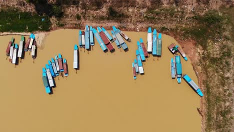 Vista-aérea-de-barcos-turísticos-en-el-lago-de-Tonle-Sap,-Siem-Riep,-Camboya