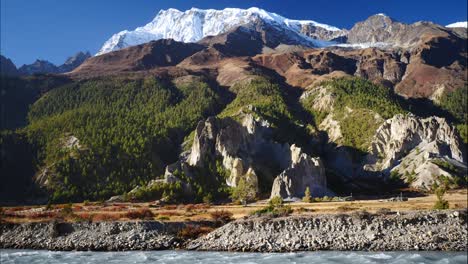 Fluss-im-Himalaya-Nepal-zwischen-Luftbild-von-Drohne