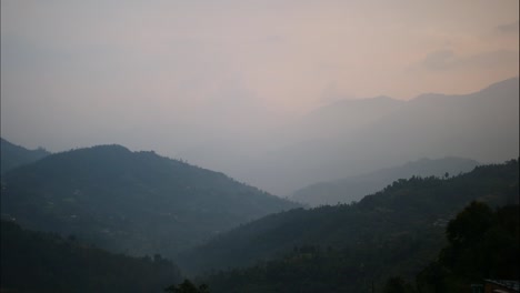 Puesta-de-sol-sobre-el-valle-en-las-montañas-del-Himalaya,-Nepal