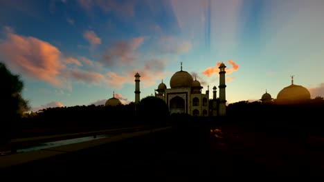 Taj-Mahal-against-timelapse-sunrise,-4K