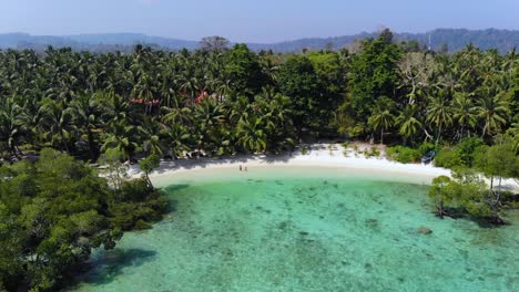 Vista-aérea-de-una-playa-resort-en-la-isla-de-havelock,-Islas-de-Andaman-y-Nicobar,-India