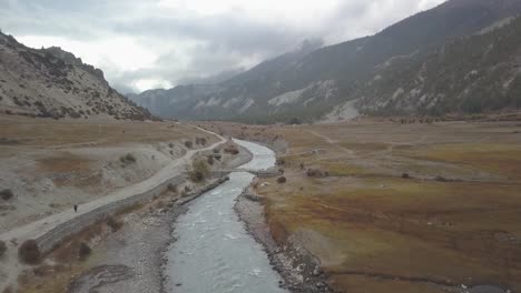 Fluss-im-Himalaya-Nepal-zwischen-Luftbild-von-Drohne