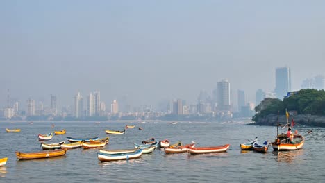 Fischer-Segelboot-im-Arabischen-Meer-gegen-die-Skyline-der-Stadt-Mumbai