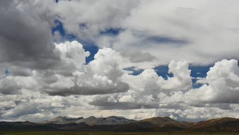 Schneebedeckte-Gipfel-und-blauer-Himmel-mit-Wolken-im-Himalaya-Gebirge-Tibet