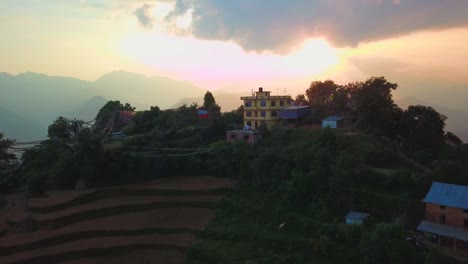 Puesta-de-sol-sobre-el-valle-en-las-montañas-del-Himalaya,-Nepal