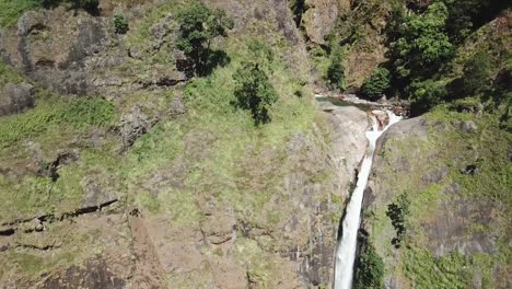 Cascada-en-Himalaya-gama-Nepal-de-vista-aérea-de-abejón