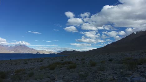 Correr-las-nubes-de-lago-Pangong,-India.