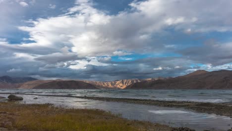 Hermosa-puesta-de-sol-del-lago-Pangong,-India.