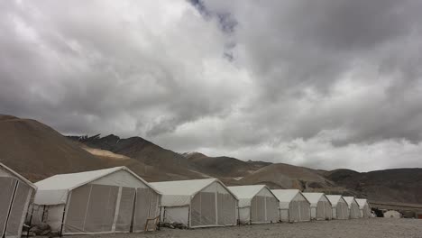 Correr-las-nubes-de-lago-Pangong,-India.